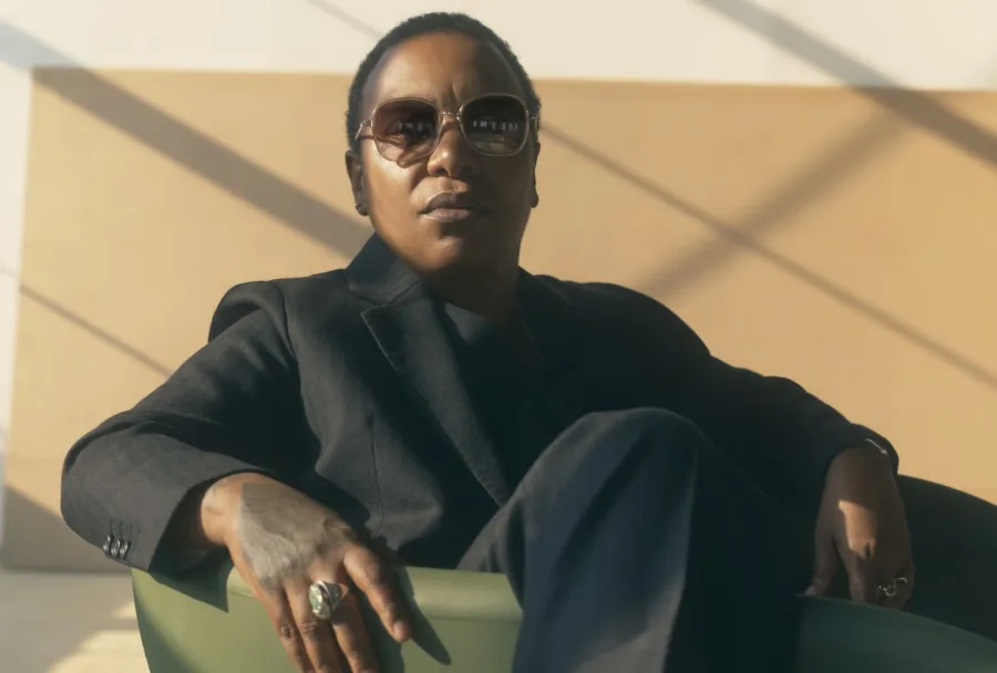 Meshell Ndegeocello tocando el bajo en estudio con micrófono y músicos invitados