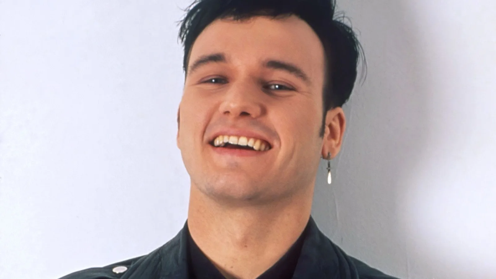 Dave Kendall en los estudios de MTV durante los años 90 presentando 120 Minutes